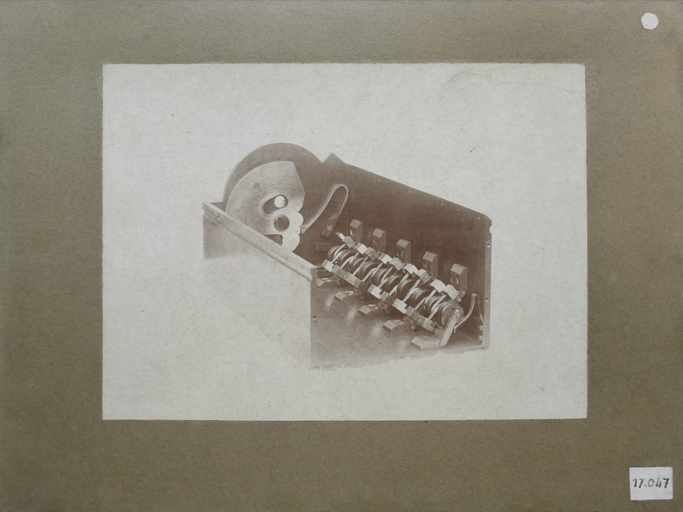 Механизмы П. Л. Чебышева — Арифмометр. Вторая модель с множительной приставкой — Архивная фотография второй модели (CNAM)